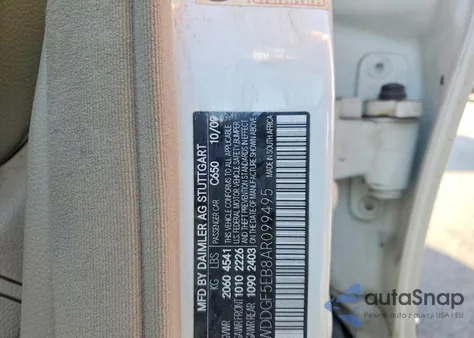 2010 Mercedes-Benz C 300 z USA, uszkodzony, nr VIN WDDGF5EB8AR099495